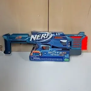 Nerf Elite 2.0 Tetrad QS-4 Blaster – 4 Darts, 4 Läufe, Pump-Action, Taktische Schiene – Für Actionreiche Kämpfe Ab 8 Jahren